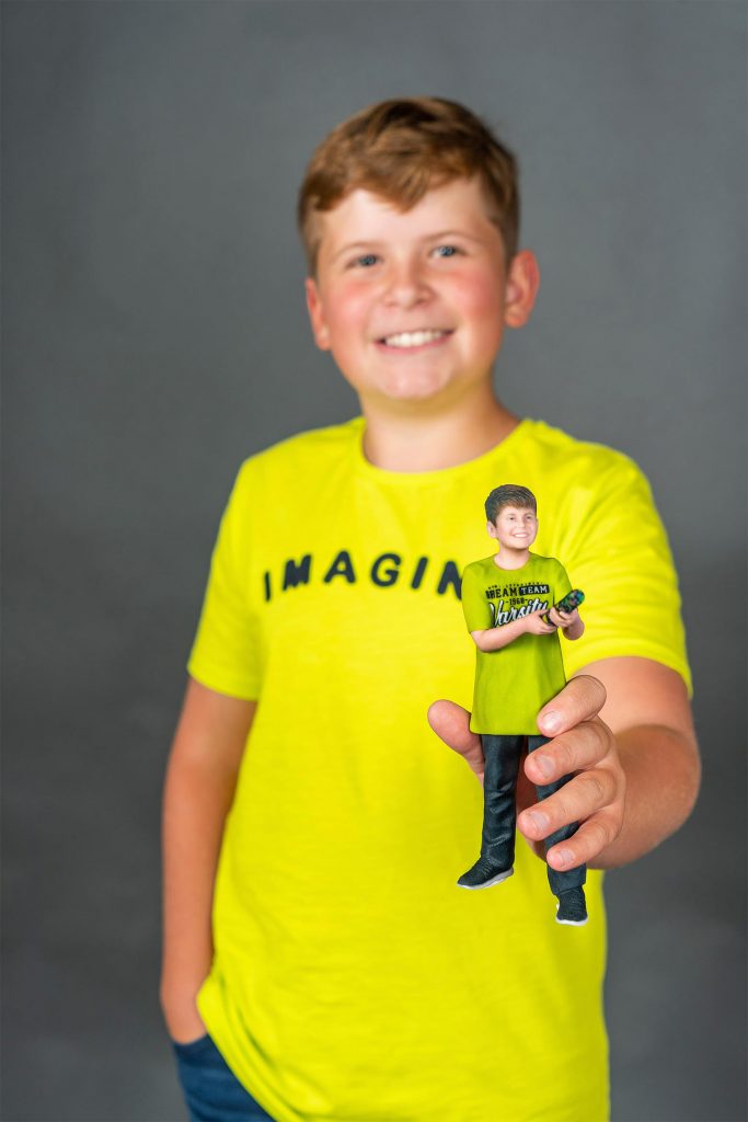 3d Figur eines Jungen in Gelb