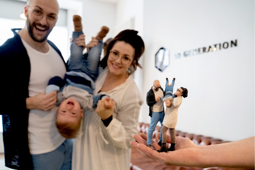 3D-Figur der Eltern mit ihrem Sohn